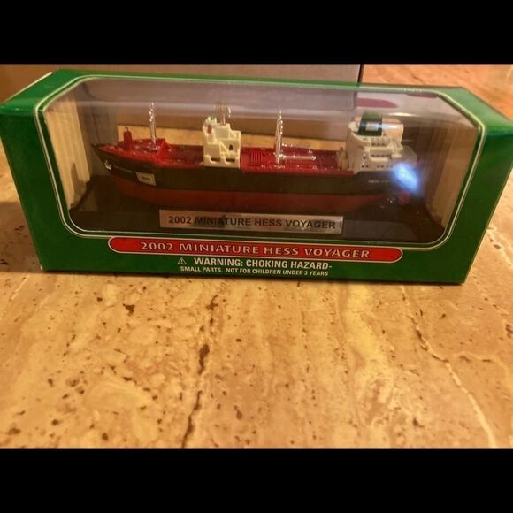Hess New in Box Voyager Red Boat 2002 New In Box - Picture 2 of 5